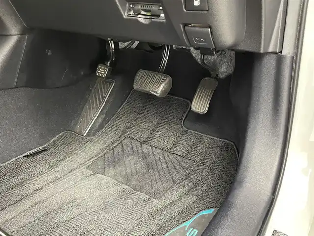 トヨタ プリウス Sツーリングセレクション 大分県 2019(平31)年 4.7万km ホワイトパールクリスタルシャイン モデリスタエアロ/（フロント/サイド/リア）/トヨタセーフティーセンス/・プリクラッシュセーフティー/・LDA/・オートハイビーム/・踏み間違え防止/・レーダークルーズコントロール/TEIN車高調/純正ナビ/（フルセグ/CD/DVD/Bluetooth）/ビルトインETC/バックカメラ/前席シートヒーター/前方ドライブレコーダー/ステアリングスイッチ/オートリトラミラー/スマートキー・プッシュスタート/社外19インチアルミホイール/保証書・取扱説明書