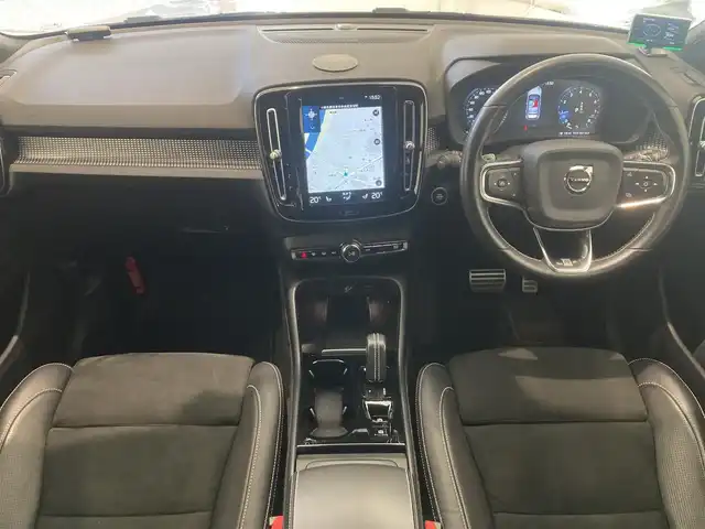 ボルボ ＸＣ４０ T4 AWD Rデザイン 熊本県 2019(令1)年 3.4万km パールⅡ ・ワンオーナー/・スマートキー/・プッシュスタート/・City Safety/・レーンキープエイド/・ロードサインインフォメーション/・ドライバーアラート/・オートハイビーム/・アクティブペンディングライト/・ブラインドスポットモニター/・クロストラフィックアラート/・衝突回避/・ハーフレザーシート/・前パワーシート/・前席シートヒーター /・ハンドルヒーター /・純正メモリナビ/　【Bluetooth・USB・AppleCarPlay・AndroidAuto】/・harman/kardonサウンドシステム/・フルセグTV/・全方位カメラ/・ETC/・GPSレーダー(ZERO707LV)/・パワーバックドア/・LEDヘッドランプ/・LEDフォグランプ/・純正マット/・保証書/取説