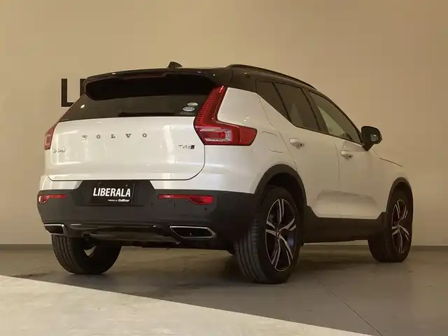 ボルボ ＸＣ４０ T4 AWD Rデザイン 熊本県 2019(令1)年 3.4万km パールⅡ ・ワンオーナー/・スマートキー/・プッシュスタート/・City Safety/・レーンキープエイド/・ロードサインインフォメーション/・ドライバーアラート/・オートハイビーム/・アクティブペンディングライト/・ブラインドスポットモニター/・クロストラフィックアラート/・衝突回避/・ハーフレザーシート/・前パワーシート/・前席シートヒーター /・ハンドルヒーター /・純正メモリナビ/　【Bluetooth・USB・AppleCarPlay・AndroidAuto】/・harman/kardonサウンドシステム/・フルセグTV/・全方位カメラ/・ETC/・GPSレーダー(ZERO707LV)/・パワーバックドア/・LEDヘッドランプ/・LEDフォグランプ/・純正マット/・保証書/取説