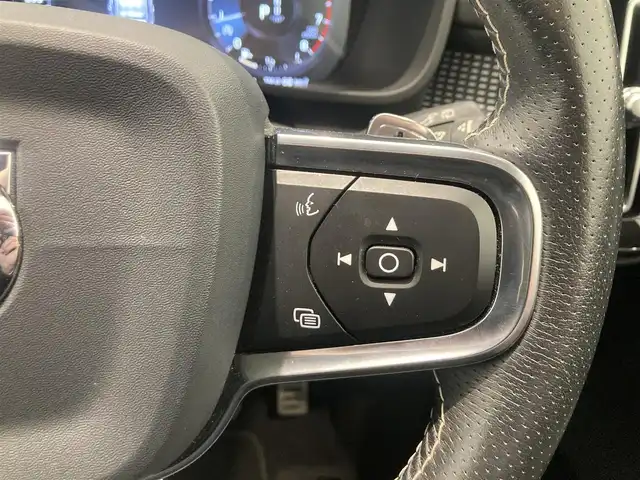 ボルボ ＸＣ４０ T4 AWD Rデザイン 熊本県 2019(令1)年 3.4万km パールⅡ ・ワンオーナー/・スマートキー/・プッシュスタート/・City Safety/・レーンキープエイド/・ロードサインインフォメーション/・ドライバーアラート/・オートハイビーム/・アクティブペンディングライト/・ブラインドスポットモニター/・クロストラフィックアラート/・衝突回避/・ハーフレザーシート/・前パワーシート/・前席シートヒーター /・ハンドルヒーター /・純正メモリナビ/　【Bluetooth・USB・AppleCarPlay・AndroidAuto】/・harman/kardonサウンドシステム/・フルセグTV/・全方位カメラ/・ETC/・GPSレーダー(ZERO707LV)/・パワーバックドア/・LEDヘッドランプ/・LEDフォグランプ/・純正マット/・保証書/取説