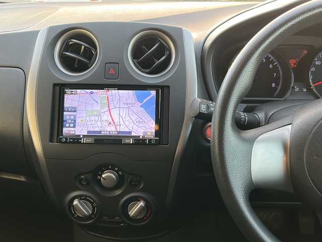 日産 ノート X 岐阜県 2012(平24)年 5.7万km ダークメタルグレー 社外ナビ　/フルセグＴＶ　/Bluetooth/ＥＴＣ　/プッシュスタート　/スマートキー　/社外１４インチアルミホイール　/ＡＢＳ　/フラットシート　/純正フロアマット　/Ｗエアバッグ　/パワーステアリング　/パワーウィンドウ　/ドアバイザー