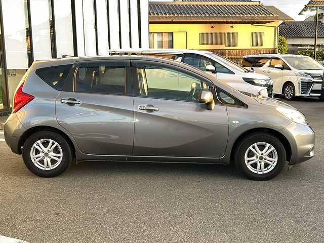 日産 ノート X 岐阜県 2012(平24)年 5.7万km ダークメタルグレー 社外ナビ　/フルセグＴＶ　/Bluetooth/ＥＴＣ　/プッシュスタート　/スマートキー　/社外１４インチアルミホイール　/ＡＢＳ　/フラットシート　/純正フロアマット　/Ｗエアバッグ　/パワーステアリング　/パワーウィンドウ　/ドアバイザー
