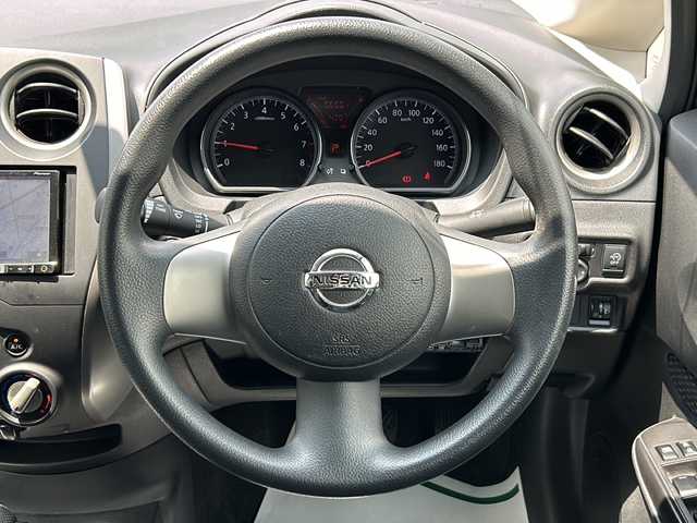 日産 ノート X 山梨県 2012(平24)年 5.7万km ダークメタルグレー 社外SDナビ　/フルセグＴＶ　/Bluetooth/全周囲カメラ/ＥＴＣ　/プッシュスタート　/スマートキー　/社外１４インチアルミホイール　/ＡＢＳ　/フラットシート　/純正フロアマット　/Ｗエアバッグ　/パワーステアリング　/パワーウィンドウ　/ドアバイザー/AW付スタッドレス有
