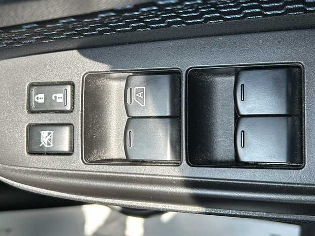 日産 ノート X 山梨県 2012(平24)年 5.7万km ダークメタルグレー 社外SDナビ　/フルセグＴＶ　/Bluetooth/全周囲カメラ/ＥＴＣ　/プッシュスタート　/スマートキー　/社外１４インチアルミホイール　/ＡＢＳ　/フラットシート　/純正フロアマット　/Ｗエアバッグ　/パワーステアリング　/パワーウィンドウ　/ドアバイザー/AW付スタッドレス有
