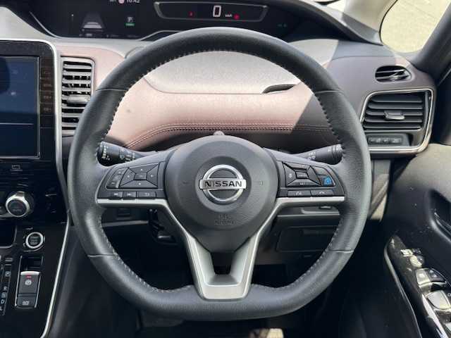 日産 セレナ ハイウェイスター G 静岡県 2020(令2)年 1.9万km ブリリアントホワイトパール ●10インチ純正ナビ/(フルセグ/CD/DVD/Bluetooth)/●全方位カメラ/●プロパイロット/(レーダークルーズコントロール/レーンキープアシスト)/●ブラインドスポットモニター/●衝突被害軽減システム/●前後コーナーセンサー/●電動パーキングブレーキ/●オートブレーキホールド/●LEDライト＆フォグランプ/●オートライト/●革巻きステアリング/●ステアリングスイッチ/●ETC/●前方ドライブレコーダー/●デジタルインナーミラー/●両側パワースライドドア/●スマートキー/●プッシュスタート/●ドアバイザー/●純正フロアマット/●純正16インチアルミホイール/●W＋サイド＋カーテンSRS＋ABS/●保証書/●車輌取扱説明書/●ナビ取扱説明書