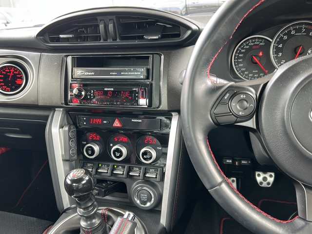 スバル ＢＲＺ STIスポーツ 東京都 2019(令1)年 1.5万km クリスタルホワイトP ワンオーナー/社外オーディオ/【CD・ラジオ】/STIスポーツパッケージ/TRDリアトランクスポイラー/TRDフェンダーエクステンション/BLITZ　ラジエーター/BLITZ　レーシングメーターパネル/【油圧・油温・水温三連メーター】/BLITZ　サクションキット/KENWOOD　カスタムフィットスピーカー/KENWOOD　チューンアップサブウーファー/HKS　メタルキャタライザー/ETC/前後ドライブレコーダー/クルーズコントロール/横滑り防止機能/前席シートヒーター/電動格納ミラー/オートライト/プッシュスタート/スマートキー/スペアキーあり/新車保証書/取扱説明書