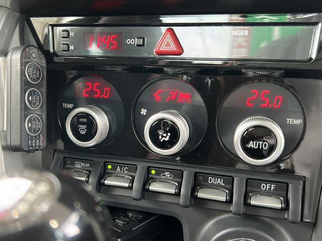 スバル ＢＲＺ STIスポーツ 東京都 2019(令1)年 1.5万km クリスタルホワイトP ワンオーナー/社外オーディオ/【CD・ラジオ】/STIスポーツパッケージ/TRDリアトランクスポイラー/TRDフェンダーエクステンション/BLITZ　ラジエーター/BLITZ　レーシングメーターパネル/【油圧・油温・水温三連メーター】/BLITZ　サクションキット/KENWOOD　カスタムフィットスピーカー/KENWOOD　チューンアップサブウーファー/HKS　メタルキャタライザー/ETC/前後ドライブレコーダー/クルーズコントロール/横滑り防止機能/前席シートヒーター/電動格納ミラー/オートライト/プッシュスタート/スマートキー/スペアキーあり/新車保証書/取扱説明書