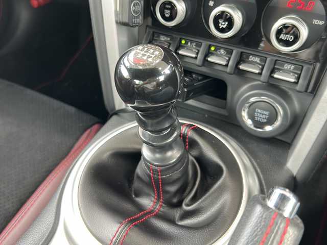 スバル ＢＲＺ STIスポーツ 東京都 2019(令1)年 1.5万km クリスタルホワイトP ワンオーナー/社外オーディオ/【CD・ラジオ】/STIスポーツパッケージ/TRDリアトランクスポイラー/TRDフェンダーエクステンション/BLITZ　ラジエーター/BLITZ　レーシングメーターパネル/【油圧・油温・水温三連メーター】/BLITZ　サクションキット/KENWOOD　カスタムフィットスピーカー/KENWOOD　チューンアップサブウーファー/HKS　メタルキャタライザー/ETC/前後ドライブレコーダー/クルーズコントロール/横滑り防止機能/前席シートヒーター/電動格納ミラー/オートライト/プッシュスタート/スマートキー/スペアキーあり/新車保証書/取扱説明書