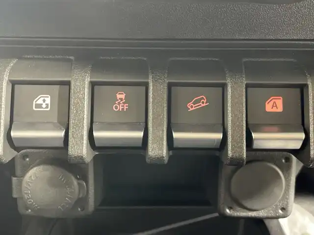 スズキ ジムニー ノマド FC 神奈川県 2025(令7)年 0.1千km 黒 登録済未使用車/４WD/アイドリングストップ/スマートキー/クルーズコントロール/運転席＋助手席シートヒーター/純正15インチアルミホイール/横滑り防止装置/レーンキープアシスト/盗難防止装置/オートライト/衝突被害軽減システム