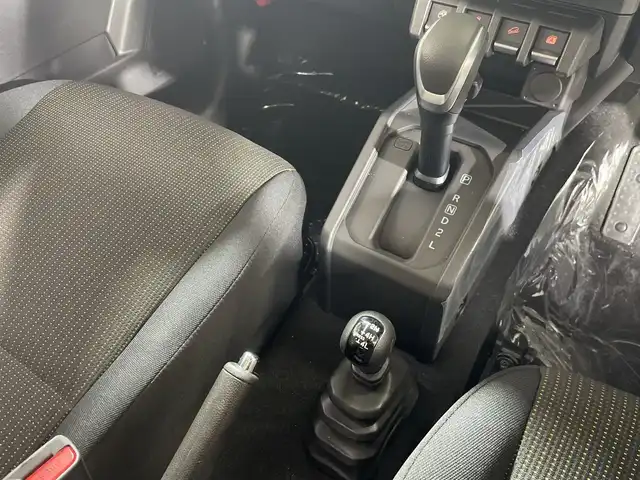 スズキ ジムニー ノマド FC 神奈川県 2025(令7)年 0.1千km 黒 登録済未使用車/４WD/アイドリングストップ/スマートキー/クルーズコントロール/運転席＋助手席シートヒーター/純正15インチアルミホイール/横滑り防止装置/レーンキープアシスト/盗難防止装置/オートライト/衝突被害軽減システム