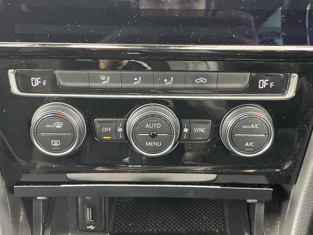 フォルクスワーゲン ゴルフ TSI ハイライン テックED 愛知県 2019(平31)年 7.1万km アトランティックブルーM 禁煙車/純正9.2インチナビ/（CD/DVD/Bluetooth/フルセグTV/USB)/ジェスチャーコントロール/バックカメラ/衝突軽減ブレーキ/レーンキープアシスト/レーダークルーズコントロール/リヤトラフィックアラート/ブラインドスポットモニター/ETC2.0/前後ドライブレコーダー/アイドリングストップ/パドルシフト/純正17インチアルミホイール/スマートキー/スペアキー1本/プッシュスタート/LEDヘッドライト/フロントフォグランプ/フロアマット/横滑り防止装置/ステアリングスイッチ