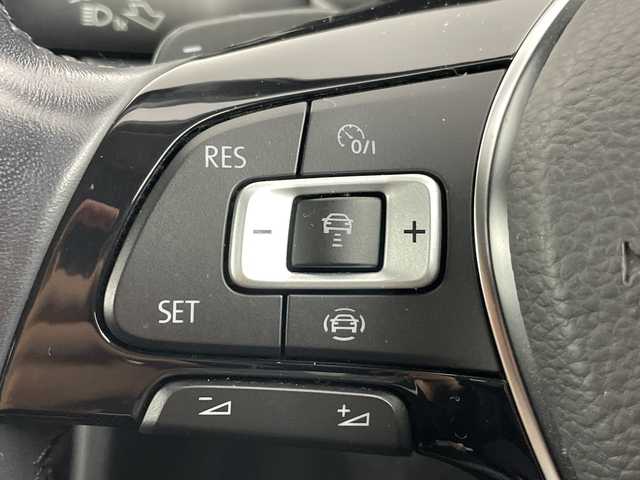 フォルクスワーゲン ゴルフ TSI ハイライン テックED 愛知県 2019(平31)年 7.1万km アトランティックブルーM 禁煙車/純正9.2インチナビ/（CD/DVD/Bluetooth/フルセグTV/USB)/ジェスチャーコントロール/バックカメラ/衝突軽減ブレーキ/レーンキープアシスト/レーダークルーズコントロール/リヤトラフィックアラート/ブラインドスポットモニター/ETC2.0/前後ドライブレコーダー/アイドリングストップ/パドルシフト/純正17インチアルミホイール/スマートキー/スペアキー1本/プッシュスタート/LEDヘッドライト/フロントフォグランプ/フロアマット/横滑り防止装置/ステアリングスイッチ