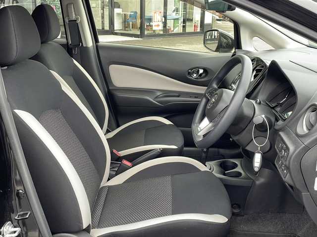 日産 ノート X Vセレクション 新潟県 2020(令2)年 5.7万km スーパーブラック フルセグテレビ/カメラ（バック・フロント・リア）/純正ナビ（Bluetooth/DTV/FM/AM）/前後コーナーセンサー/LEDライト/ドアバイザー/プッシュスタート/スペアキー/冬タイヤ積載/シガーソケット/ETC/衝突軽減ブレーキ/純正アルミホイール