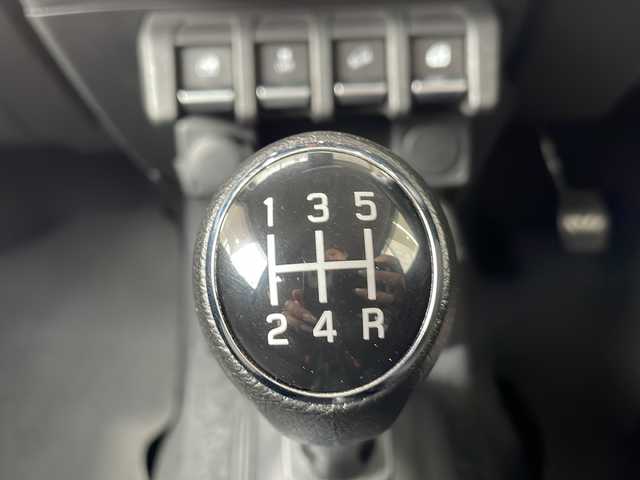 スズキ ジムニー XL 愛知県 2023(令5)年 3.2万km ミディアムグレー /禁煙//ワンオーナー//5MT//R5-6年ディーラー記録簿//デュアルセンサーブレーキサポート//車線逸脱警報機能//ヒルディセントコントロール//アイドリングストップ//横滑り防止装置//前席シートヒーター//オートライト//フォグランプ//レベライザー//電動格納ミラー//トランスファーレバー//プッシュスタート//スマートキー//スペアキー//ラバーマット//純正ドアバイザー//背面タイヤ//ISOFIX//保証書//取扱説明書
