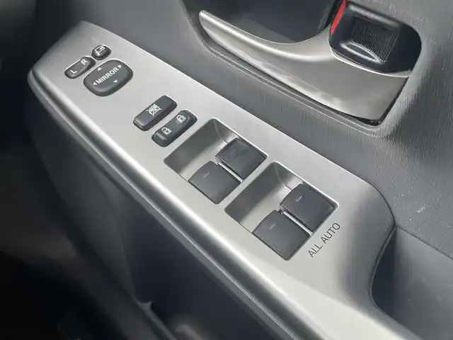 トヨタ プリウス α S ツーリングセレクション 埼玉県 2012(平24)年 14.3万km ホワイトパールクリスタルシャイン (株)IDOMが運営する【じしゃロン鳩ヶ谷店】の自社ローン専用車両になりますこちらは現金またはオートローンご利用時の価格です。自社ローンご希望の方は別途その旨お申付け下さい/純正SDナビ/（CD/DVD/Bluetooth接続）/フルセグＴＶ/バックカメラ/ビルドインETC/SRSエアバッグシステム/サイド&カーテンエアバッグ/純正フロアマット/ステアリングスイッチ/純正ドアバイザー/スマートキー/プッシュスタート/純正アルミホイール/オートライト/オートエアコン/革巻ステアリング/LEDヘッドライト