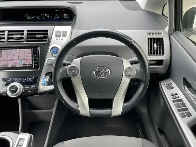 トヨタ プリウス α S ツーリングセレクション 埼玉県 2012(平24)年 14.3万km ホワイトパールクリスタルシャイン (株)IDOMが運営する【じしゃロン鳩ヶ谷店】の自社ローン専用車両になりますこちらは現金またはオートローンご利用時の価格です。自社ローンご希望の方は別途その旨お申付け下さい/純正SDナビ/（CD/DVD/Bluetooth接続）/フルセグＴＶ/バックカメラ/ビルドインETC/SRSエアバッグシステム/サイド&カーテンエアバッグ/純正フロアマット/ステアリングスイッチ/純正ドアバイザー/スマートキー/プッシュスタート/純正アルミホイール/オートライト/オートエアコン/革巻ステアリング/LEDヘッドライト