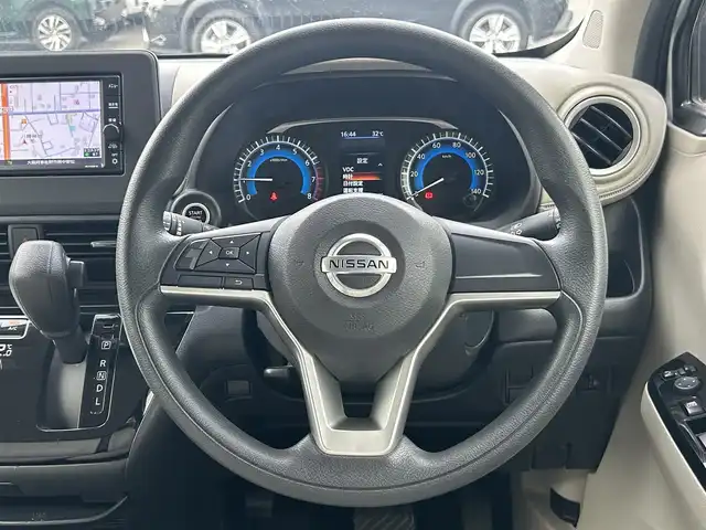 日産 デイズ X 大阪府 2020(令2)年 1.7万km スターリングシルバーM ナビ　/フルセグ　/Ｂｌｕｅｔｏｏｔｈ　/バックカメラ　/オートエアコン　/前後コーナーセンサー　/衝突軽減ブレーキ　/純正フロアーマット　/サイドバイザー　/プッシュスタート　/スマートキー