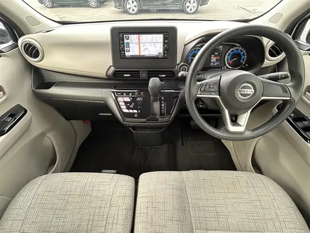 日産 デイズ X 大阪府 2020(令2)年 1.7万km スターリングシルバーM ナビ　/フルセグ　/Ｂｌｕｅｔｏｏｔｈ　/バックカメラ　/オートエアコン　/前後コーナーセンサー　/衝突軽減ブレーキ　/純正フロアーマット　/サイドバイザー　/プッシュスタート　/スマートキー