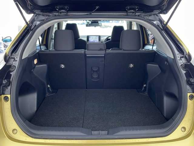 トヨタ ヤリスクロス ハイブリッド G 兵庫県 2020(令2)年 3.9万km ブラックマイカ/ブラスゴールドメタリック 2トーン ・ワンオーナー車/・純正8インチディスプレイオーディオ/Bluetooth/USB/AM/FM/Miracast/・バックカメラ/・トヨタセーフティセンス/・プリクラッシュセーフティ/・レーントレーシングアシスト/・オートマチックハイビーム/・ロードサインアシスト/・先行車発進告知機能/・インテリジェントクリアランスソナー/・セカンダリーコリジョンブレーキ/・ブラインドスポットモニター/・車両接近通報装置/・ドライブスタートコントロール/・革巻きステアリング/・ステアリングスイッチ/・純正フロアマット/・電動パーキングブレーキ/・ホールドブレーキ/・ビルトインETC/・前後ドライブレコーダー/・LEDヘッドライト/・純正16インチアルミホイールタイヤ/・電動格納ミラー/・スマートキー/・スペアキー/・プッシュスタートボタン/・取扱説明書/・保証書