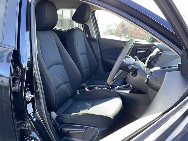 マツダ デミオ XD 道東・釧路十勝 2015(平27)年 4.8万km ジェットブラックマイカ ・４WD/・純正SDメモリナビ/（フルセグ FFM AM BT CD DVD)/・バックカメラ/・MT付きAT/・ヘッドライトレベライザー/・ドアバイザー/・電動格納ミラー/・ウィンカーミラー/・横すべり防止機能/・ステアリングスイッチ/・夏タイヤ積込/（185/65/R15　2015年製造）