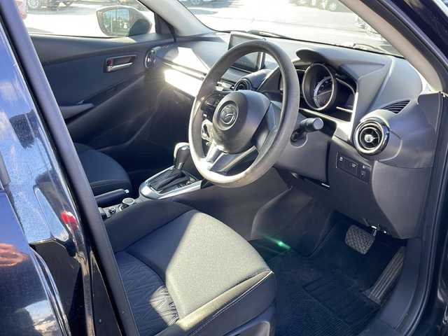 マツダ デミオ XD 道東・釧路十勝 2015(平27)年 4.8万km ジェットブラックマイカ ・４WD/・純正SDメモリナビ/（フルセグ FFM AM BT CD DVD)/・バックカメラ/・MT付きAT/・ヘッドライトレベライザー/・ドアバイザー/・電動格納ミラー/・ウィンカーミラー/・横すべり防止機能/・ステアリングスイッチ/・夏タイヤ積込/（185/65/R15　2015年製造）