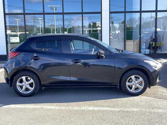 マツダ デミオ XD 道東・釧路十勝 2015(平27)年 4.8万km ジェットブラックマイカ ・４WD/・純正SDメモリナビ/（フルセグ FFM AM BT CD DVD)/・バックカメラ/・MT付きAT/・ヘッドライトレベライザー/・ドアバイザー/・電動格納ミラー/・ウィンカーミラー/・横すべり防止機能/・ステアリングスイッチ/・夏タイヤ積込/（185/65/R15　2015年製造）