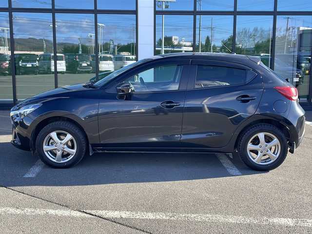 マツダ デミオ XD 道東・釧路十勝 2015(平27)年 4.8万km ジェットブラックマイカ ・４WD/・純正SDメモリナビ/（フルセグ FFM AM BT CD DVD)/・バックカメラ/・MT付きAT/・ヘッドライトレベライザー/・ドアバイザー/・電動格納ミラー/・ウィンカーミラー/・横すべり防止機能/・ステアリングスイッチ/・夏タイヤ積込/（185/65/R15　2015年製造）