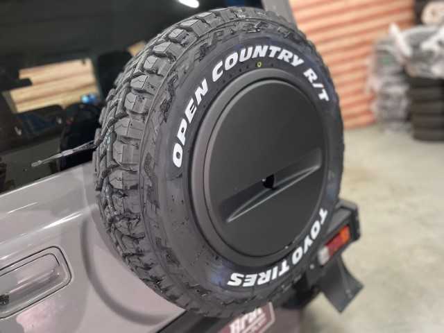 スズキ ジムニー XC 福島県 2023(令5)年 0.7万km ミディアムグレー AIS検査済み/【2408011481】/【社外パーツ取付有】/4WD(切替）/フロントフォグランプ/LEDヘッドライト/オートライト/純正フロアマット/スマートキー/シートヒーター（前席）/AAC/盗難防止装置/オートマチックハイビーム/レーンキープアシスト/横滑り防止/衝突被害軽減ブレーキ/ヒルディセントコントロール/サイドエアバック/16AW コーリンプロジェクト　オールドカントリー2（社外）/TOYOオープンカントリーR/T（社外）/Bratオリジナルリフトアップキット（社外）/DAMD　littleG TRADITIONAL （社外）/・フロントグリル/・ボンネットカバー/・ボンネットウインカー/・フロントバンパー/・コイト製ハロゲン角型フォグランプ/・オーバーフェンダー＆アルミステップ　type-2/・サイドモール/・リアバンパー/・ハロゲン角形テールランプ/・マッドフラップ/・ddエンブレム（マットブラック）/ベンツエンブレム（社外）/ルーフラック（社外）/フロントカメラ＆モニター（社外）
