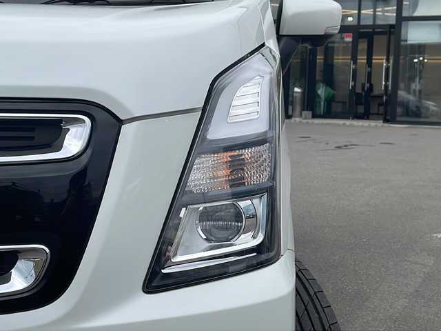 スズキ ワゴンＲ スティングレー HYBRID T 青森県 2019(平31)年 4.5万km ピュアホワイトP ・４WD/・禁煙車/・8型社外SDナビ/・フルセグ/DVD/AM/FM/・衝突被害軽減ブレーキ/・全方位カメラ/・クルーズコントロール/・横滑り防止装置/・盗難防止装置/・レーンキープアシスト/・ヘッドアップディスプレイ/・スマートキー/・スペアキー/・オートライト/・LEDライト/・フォグランプ/・ダブルエアバック/・前席シートヒーター/・ベンチシート/・フルフラットシート/・純正フロアマット/・純正アルミホイール/・純正ドライブレコーダー/・パドルシフト/・ETC/・取扱説明書