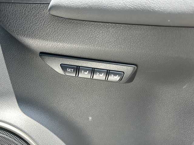 レクサス ＮＸ 200t Fスポーツ 岡山県 2014(平26)年 6.5万km ソニッククォーツ 純正ナビ　ＢＴ／ＣＤ／ＤＶＤ／フルセグ　バックカメラ　サンルーフ　黒革シート　エアシート　シートヒーター　ステアリングヒーター　シートメモリー　パワーシート　前後コーナーセンサー　デフロック　フォグ