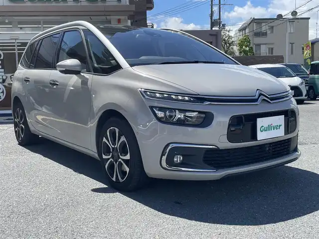シトロエン グランドＣ４ スペースツアラー シャイン ブルーHDi 大阪府 2020(令2)年 3.5万km ベージュⅡ パノラマミックガラスルーフ/パワーバックドア/純正ディスプレイオーディオ/Bluetooth/全周囲カメラ/パーキングアシスト/クルーズコントロール/ブラインドスポットモニター/ブレーキアシスト/レーンキープアシスト/コーナーセンサー/本革巻きステアリング/キセノンヘッドライト/インテリジェントハイビーム/フロントフォグライト/リアフォグライト/ドライブレコーダー/純正17インチAW