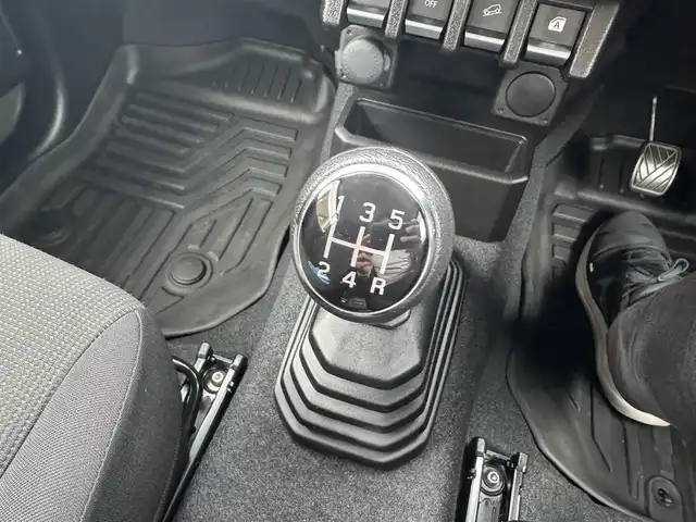 スズキ ジムニー XC 千葉県 2023(令5)年 1.5万km ジャングルグリーン 5MT/社外メモリーナビ/フルセグTV/Bluetooth/バックカメラ/LEDヘッドライト/オートライト/クルーズコントロール/レーンキープアシスト/衝突軽減システム/横滑り防止/シートヒーター/保証書・取説/スペアキー