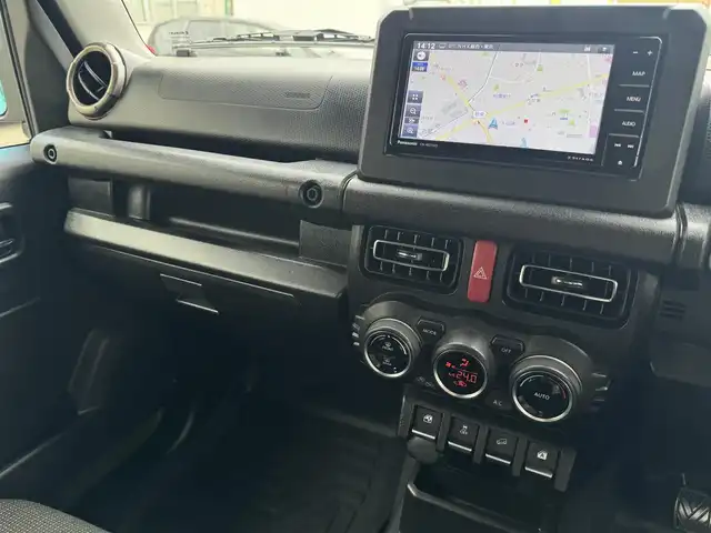 スズキ ジムニー XC 千葉県 2023(令5)年 1.5万km ジャングルグリーン 5MT/社外メモリーナビ/フルセグTV/Bluetooth/バックカメラ/LEDヘッドライト/オートライト/クルーズコントロール/レーンキープアシスト/衝突軽減システム/横滑り防止/シートヒーター/保証書・取説/スペアキー