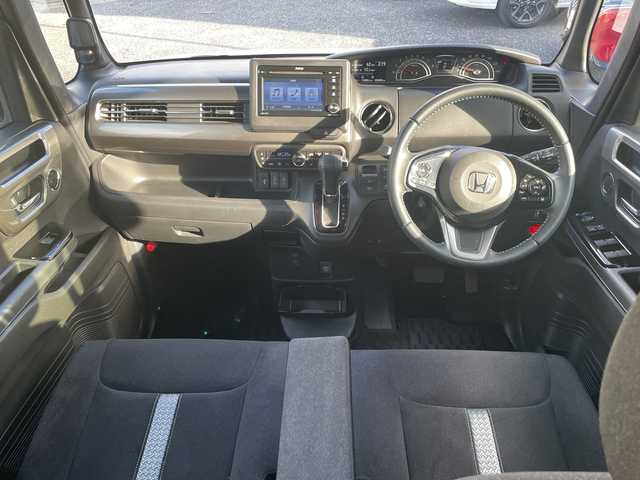 ホンダ Ｎ ＢＯＸ カスタム L スタイル+ブラック 埼玉県 2023(令5)年 0.8万km プラチナホワイトパール ・ディーラー点検記録R5:6年/・４WD/Ｃｕｓｔｏｍ 特別仕様車 Ｌ ＳＴＹＬＥ＋ ＢＬＡＣＫ/・ワンオーナー/・Honda SENSING/・純正ディスプレイオーディオ/・Bluetooth/・バックカメラ/・前後ドライブレコーダー/・両側パワースライドドア/・アレルクリーンプラスシート/・運転席＆助手席シートバックテーブル/・運転席＆助手席シートヒーター/・プラズマクラスター技術搭載フルオート・エアコンディショナー/・オートリトラミラー/・ドアバイザー/・スマートキー×２/・プッシュスタート/・電動パーキング/・ステアリングスイッチ/・クルーズコントロール/・オートライト/・LEDヘットライト/・フォグランプ/・サンシュード/・電動格納ミラー/・横滑り防止/・コーナーセンサー/・ブラック塗装 14インチアルミホイール/・保証/・取説