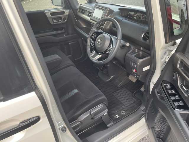 ホンダ Ｎ ＢＯＸ カスタム L スタイル+ブラック 埼玉県 2023(令5)年 0.8万km プラチナホワイトパール ・ディーラー点検記録R5:6年/・４WD/Ｃｕｓｔｏｍ 特別仕様車 Ｌ ＳＴＹＬＥ＋ ＢＬＡＣＫ/・ワンオーナー/・Honda SENSING/・純正ディスプレイオーディオ/・Bluetooth/・バックカメラ/・前後ドライブレコーダー/・両側パワースライドドア/・アレルクリーンプラスシート/・運転席＆助手席シートバックテーブル/・運転席＆助手席シートヒーター/・プラズマクラスター技術搭載フルオート・エアコンディショナー/・オートリトラミラー/・ドアバイザー/・スマートキー×２/・プッシュスタート/・電動パーキング/・ステアリングスイッチ/・クルーズコントロール/・オートライト/・LEDヘットライト/・フォグランプ/・サンシュード/・電動格納ミラー/・横滑り防止/・コーナーセンサー/・ブラック塗装 14インチアルミホイール/・保証/・取説