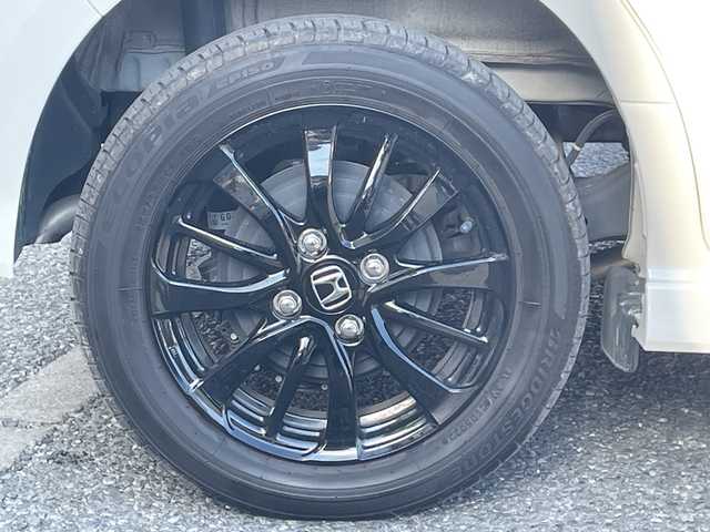 ホンダ Ｎ ＢＯＸ カスタム L スタイル+ブラック 埼玉県 2023(令5)年 0.8万km プラチナホワイトパール ・ディーラー点検記録R5:6年/・４WD/Ｃｕｓｔｏｍ 特別仕様車 Ｌ ＳＴＹＬＥ＋ ＢＬＡＣＫ/・ワンオーナー/・Honda SENSING/・純正ディスプレイオーディオ/・Bluetooth/・バックカメラ/・前後ドライブレコーダー/・両側パワースライドドア/・アレルクリーンプラスシート/・運転席＆助手席シートバックテーブル/・運転席＆助手席シートヒーター/・プラズマクラスター技術搭載フルオート・エアコンディショナー/・オートリトラミラー/・ドアバイザー/・スマートキー×２/・プッシュスタート/・電動パーキング/・ステアリングスイッチ/・クルーズコントロール/・オートライト/・LEDヘットライト/・フォグランプ/・サンシュード/・電動格納ミラー/・横滑り防止/・コーナーセンサー/・ブラック塗装 14インチアルミホイール/・保証/・取説