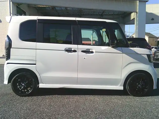 ホンダ Ｎ ＢＯＸ カスタム L スタイル+ブラック 埼玉県 2023(令5)年 0.8万km プラチナホワイトパール ・ディーラー点検記録R5:6年/・４WD/Ｃｕｓｔｏｍ 特別仕様車 Ｌ ＳＴＹＬＥ＋ ＢＬＡＣＫ/・ワンオーナー/・Honda SENSING/・純正ディスプレイオーディオ/・Bluetooth/・バックカメラ/・前後ドライブレコーダー/・両側パワースライドドア/・アレルクリーンプラスシート/・運転席＆助手席シートバックテーブル/・運転席＆助手席シートヒーター/・プラズマクラスター技術搭載フルオート・エアコンディショナー/・オートリトラミラー/・ドアバイザー/・スマートキー×２/・プッシュスタート/・電動パーキング/・ステアリングスイッチ/・クルーズコントロール/・オートライト/・LEDヘットライト/・フォグランプ/・サンシュード/・電動格納ミラー/・横滑り防止/・コーナーセンサー/・ブラック塗装 14インチアルミホイール/・保証/・取説