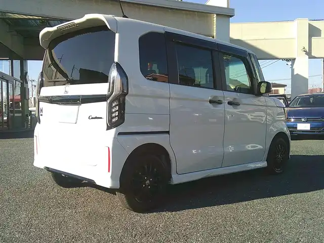 ホンダ Ｎ ＢＯＸ カスタム L スタイル+ブラック 埼玉県 2023(令5)年 0.8万km プラチナホワイトパール ・ディーラー点検記録R5:6年/・４WD/Ｃｕｓｔｏｍ 特別仕様車 Ｌ ＳＴＹＬＥ＋ ＢＬＡＣＫ/・ワンオーナー/・Honda SENSING/・純正ディスプレイオーディオ/・Bluetooth/・バックカメラ/・前後ドライブレコーダー/・両側パワースライドドア/・アレルクリーンプラスシート/・運転席＆助手席シートバックテーブル/・運転席＆助手席シートヒーター/・プラズマクラスター技術搭載フルオート・エアコンディショナー/・オートリトラミラー/・ドアバイザー/・スマートキー×２/・プッシュスタート/・電動パーキング/・ステアリングスイッチ/・クルーズコントロール/・オートライト/・LEDヘットライト/・フォグランプ/・サンシュード/・電動格納ミラー/・横滑り防止/・コーナーセンサー/・ブラック塗装 14インチアルミホイール/・保証/・取説