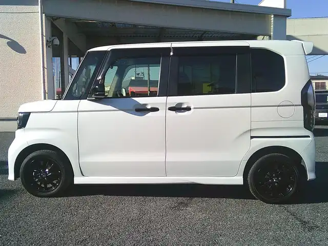 ホンダ Ｎ ＢＯＸ カスタム L スタイル+ブラック 埼玉県 2023(令5)年 0.8万km プラチナホワイトパール ・ディーラー点検記録R5:6年/・４WD/Ｃｕｓｔｏｍ 特別仕様車 Ｌ ＳＴＹＬＥ＋ ＢＬＡＣＫ/・ワンオーナー/・Honda SENSING/・純正ディスプレイオーディオ/・Bluetooth/・バックカメラ/・前後ドライブレコーダー/・両側パワースライドドア/・アレルクリーンプラスシート/・運転席＆助手席シートバックテーブル/・運転席＆助手席シートヒーター/・プラズマクラスター技術搭載フルオート・エアコンディショナー/・オートリトラミラー/・ドアバイザー/・スマートキー×２/・プッシュスタート/・電動パーキング/・ステアリングスイッチ/・クルーズコントロール/・オートライト/・LEDヘットライト/・フォグランプ/・サンシュード/・電動格納ミラー/・横滑り防止/・コーナーセンサー/・ブラック塗装 14インチアルミホイール/・保証/・取説