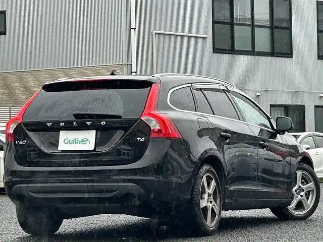 ボルボ Ｖ６０ T4 Rデザイン 宮城県 2013(平25)年 8.9万km 黒 /純正HDDナビ//CD/DVD/BT/USB/ipod/フルセグテレビ//バックカメラ//ブラウンレザーシート//前席パワーシート/シートヒーター//クルーズコントロール//ETC//HID//リモコンキーx2