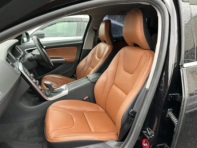 ボルボ Ｖ６０ T4 Rデザイン 宮城県 2013(平25)年 8.9万km 黒 /純正HDDナビ//CD/DVD/BT/USB/ipod/フルセグテレビ//バックカメラ//ブラウンレザーシート//前席パワーシート/シートヒーター//クルーズコントロール//ETC//HID//リモコンキーx2