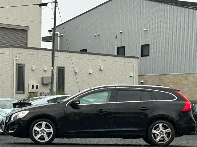 ボルボ Ｖ６０ T4 Rデザイン 宮城県 2013(平25)年 8.9万km 黒 /純正HDDナビ//CD/DVD/BT/USB/ipod/フルセグテレビ//バックカメラ//ブラウンレザーシート//前席パワーシート/シートヒーター//クルーズコントロール//ETC//HID//リモコンキーx2