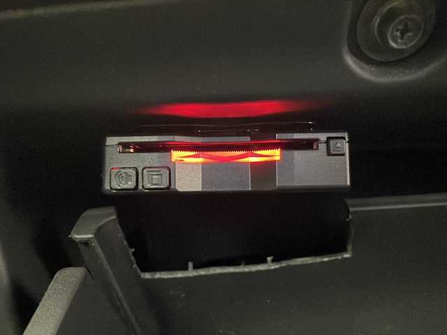 ホンダ ヴェゼル ハイブリッド Z 栃木県 2015(平27)年 9.1万km ホワイトオーキッドパール 禁煙車/衝突軽減ブレーキ/クルーズコントロール/社外メモリーナビ/・フルセグ/AM/FM/CD/DVD/BT/HDMI/バックカメラ/前側ドライブレコーダ―/ETC/前席シートヒーター/電動パーキング/LEDヘッドライト/オートライト/フォグランプ/パドルシフト/17インチ純正AW/純正フロアマット/スペアキー/取扱説明書/保証書