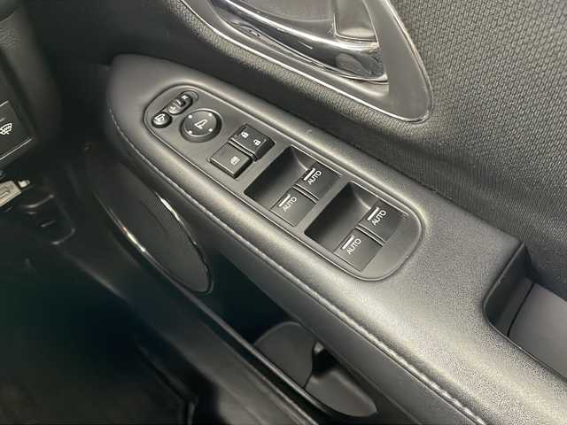 ホンダ ヴェゼル ハイブリッド Z 栃木県 2015(平27)年 9.1万km ホワイトオーキッドパール 禁煙車/衝突軽減ブレーキ/クルーズコントロール/社外メモリーナビ/・フルセグ/AM/FM/CD/DVD/BT/HDMI/バックカメラ/前側ドライブレコーダ―/ETC/前席シートヒーター/電動パーキング/LEDヘッドライト/オートライト/フォグランプ/パドルシフト/17インチ純正AW/純正フロアマット/スペアキー/取扱説明書/保証書