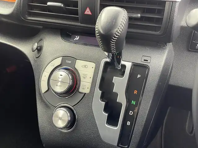 トヨタ シエンタ ハイブリッド G 群馬県 2015(平27)年 9.9万km ホワイトパールクリスタルシャイン 衝突被害軽減ブレーキ　社外７インチナビ　バックカメラ　両側パワースライドドア　ＨＩＤオートライト　オートマチックハイビーム　純正１５インチＡＷ　ステアリングリモコン　スマートキー　ＥＴＣ　禁煙車