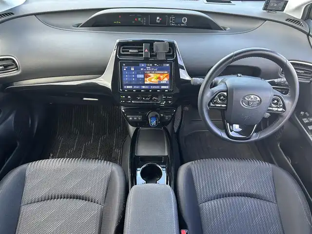 トヨタ プリウス A 岡山県 2019(平31)年 2.7万km ホワイトパールクリスタルシャイン 登録時走行距離26517km/ワンオーナー/純正9インチナビ/フルセグTV(AM/FM/CD/DVD/Bluetooth)/バックカメラ/ビルトインETC/ドライブレコーダー/ヘッドアップディスプレイ/トヨタセーフティセンス/・ブラインドスポットモニター/・レーダークルーズコントロール/・アドバンストパーク/・プリクラッシュセーフティ/・オートマチックハイビーム/・レーントレーシングアシスト/純正フロアマット/15インチ純正AW/レーダー探知機/プッシュスタート/スマートキー×2