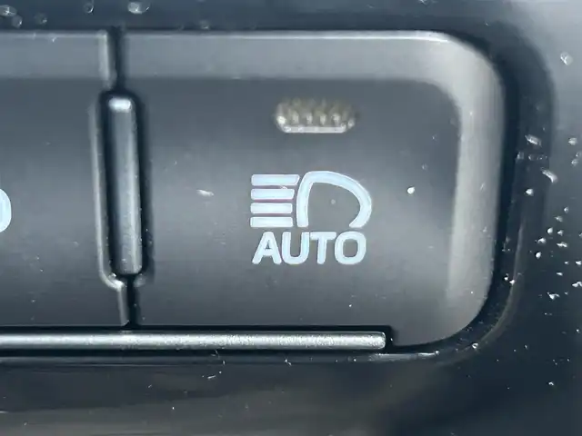 トヨタ プリウス A 岡山県 2019(平31)年 2.7万km ホワイトパールクリスタルシャイン 登録時走行距離26517km/ワンオーナー/純正9インチナビ/フルセグTV(AM/FM/CD/DVD/Bluetooth)/バックカメラ/ビルトインETC/ドライブレコーダー/ヘッドアップディスプレイ/トヨタセーフティセンス/・ブラインドスポットモニター/・レーダークルーズコントロール/・アドバンストパーク/・プリクラッシュセーフティ/・オートマチックハイビーム/・レーントレーシングアシスト/純正フロアマット/15インチ純正AW/レーダー探知機/プッシュスタート/スマートキー×2