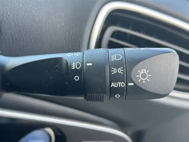 トヨタ プリウス A 岡山県 2019(平31)年 2.7万km ホワイトパールクリスタルシャイン 登録時走行距離26517km/ワンオーナー/純正9インチナビ/フルセグTV(AM/FM/CD/DVD/Bluetooth)/バックカメラ/ビルトインETC/ドライブレコーダー/ヘッドアップディスプレイ/トヨタセーフティセンス/・ブラインドスポットモニター/・レーダークルーズコントロール/・アドバンストパーク/・プリクラッシュセーフティ/・オートマチックハイビーム/・レーントレーシングアシスト/純正フロアマット/15インチ純正AW/レーダー探知機/プッシュスタート/スマートキー×2