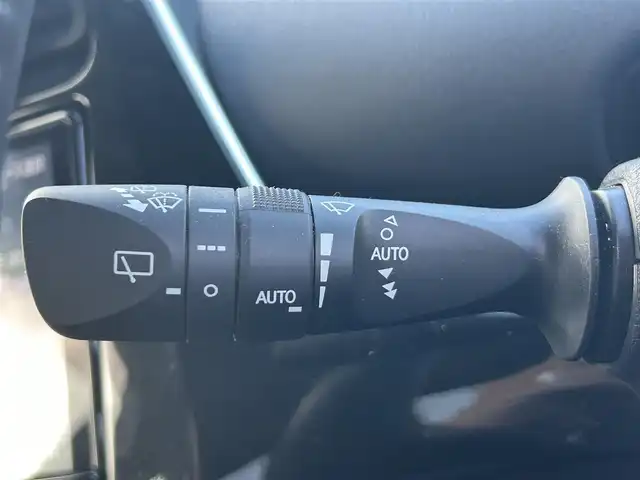 トヨタ プリウス A 岡山県 2019(平31)年 2.7万km ホワイトパールクリスタルシャイン 登録時走行距離26517km/ワンオーナー/純正9インチナビ/フルセグTV(AM/FM/CD/DVD/Bluetooth)/バックカメラ/ビルトインETC/ドライブレコーダー/ヘッドアップディスプレイ/トヨタセーフティセンス/・ブラインドスポットモニター/・レーダークルーズコントロール/・アドバンストパーク/・プリクラッシュセーフティ/・オートマチックハイビーム/・レーントレーシングアシスト/純正フロアマット/15インチ純正AW/レーダー探知機/プッシュスタート/スマートキー×2