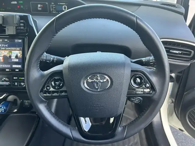 トヨタ プリウス A 岡山県 2019(平31)年 2.7万km ホワイトパールクリスタルシャイン 登録時走行距離26517km/ワンオーナー/純正9インチナビ/フルセグTV(AM/FM/CD/DVD/Bluetooth)/バックカメラ/ビルトインETC/ドライブレコーダー/ヘッドアップディスプレイ/トヨタセーフティセンス/・ブラインドスポットモニター/・レーダークルーズコントロール/・アドバンストパーク/・プリクラッシュセーフティ/・オートマチックハイビーム/・レーントレーシングアシスト/純正フロアマット/15インチ純正AW/レーダー探知機/プッシュスタート/スマートキー×2